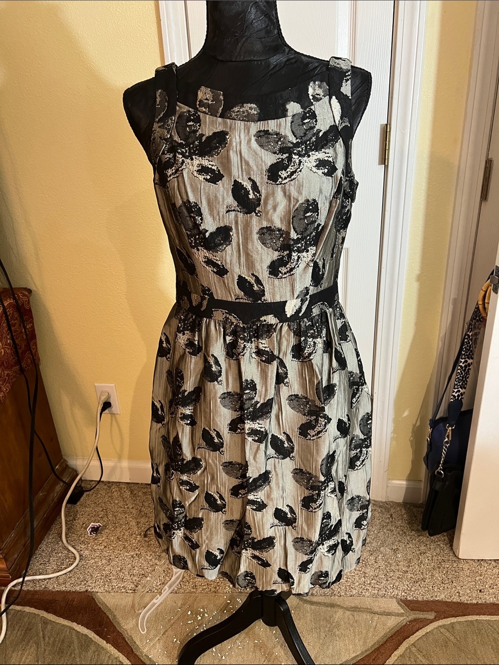 Donna Ricco Black and Cream Floral Sleeveless Midi Dress